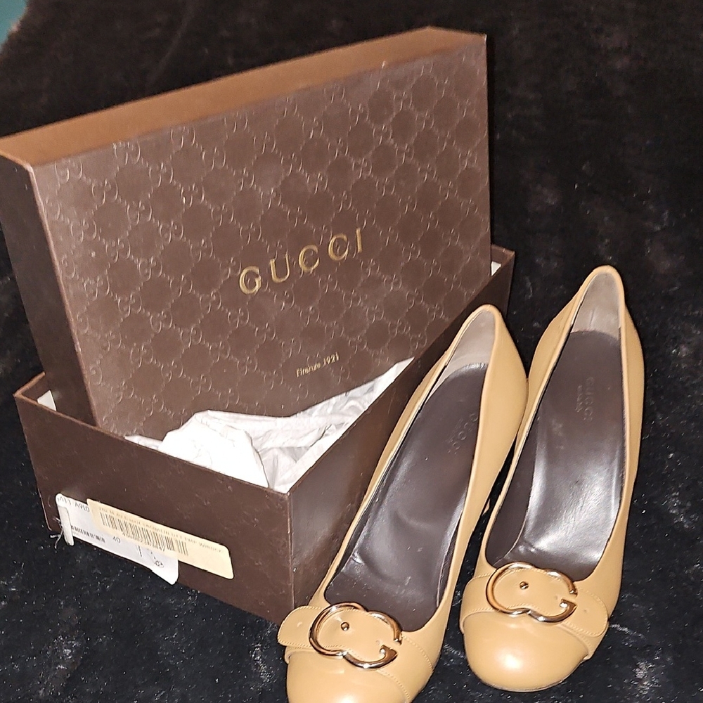 Gucci Women's Beige Leather Heels. Vintage!